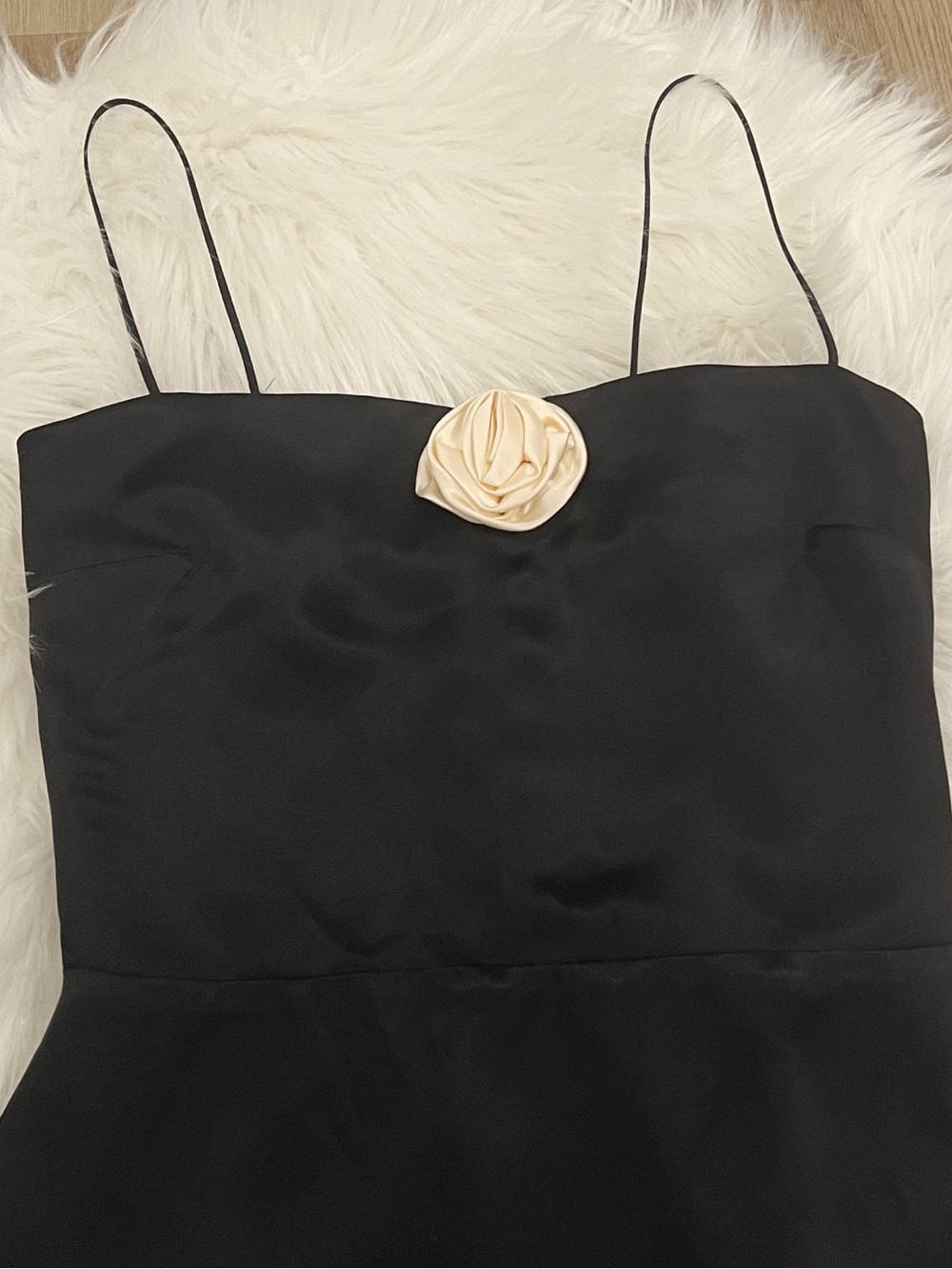 Reformation Petities Frankie Silk Dress in Black White Rosette - Picture 5 of 7